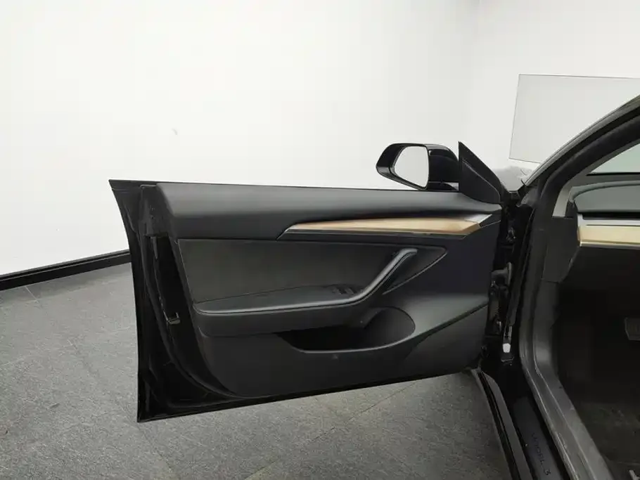 Tesla Model 3 — фото 3
