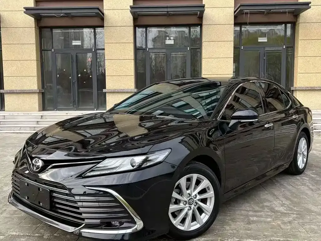 Toyota Camry — фото 1