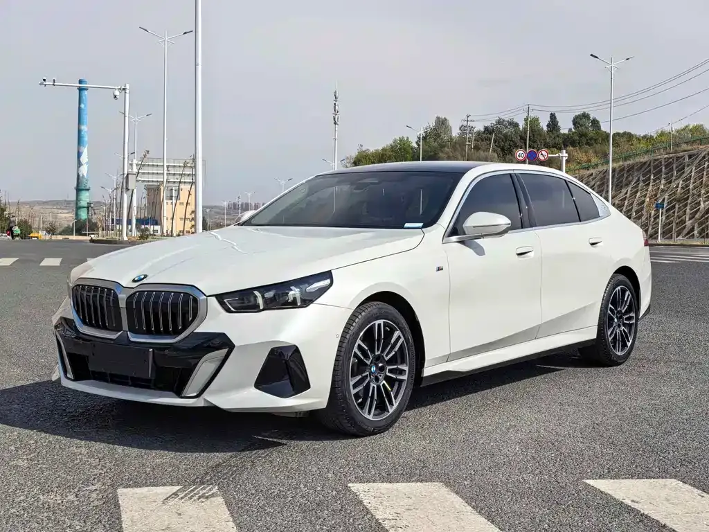 BMW 5 Series — фото 1