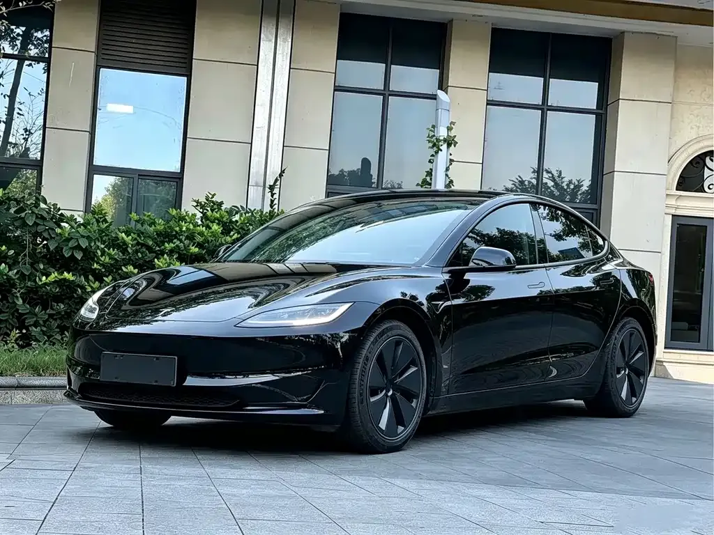 Tesla Model 3 — фото 1