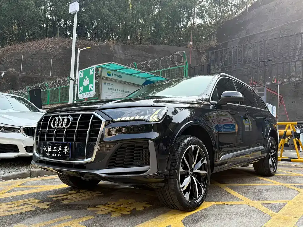 Audi Q7 — фото 1
