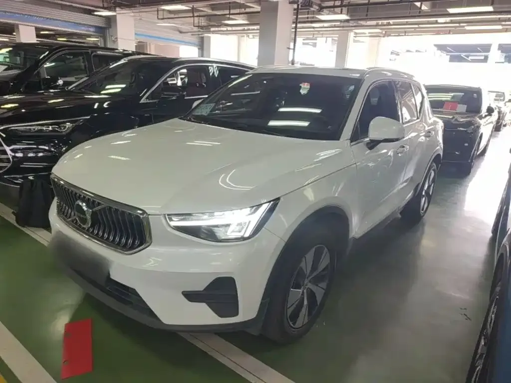 Volvo XC40 — фото 1