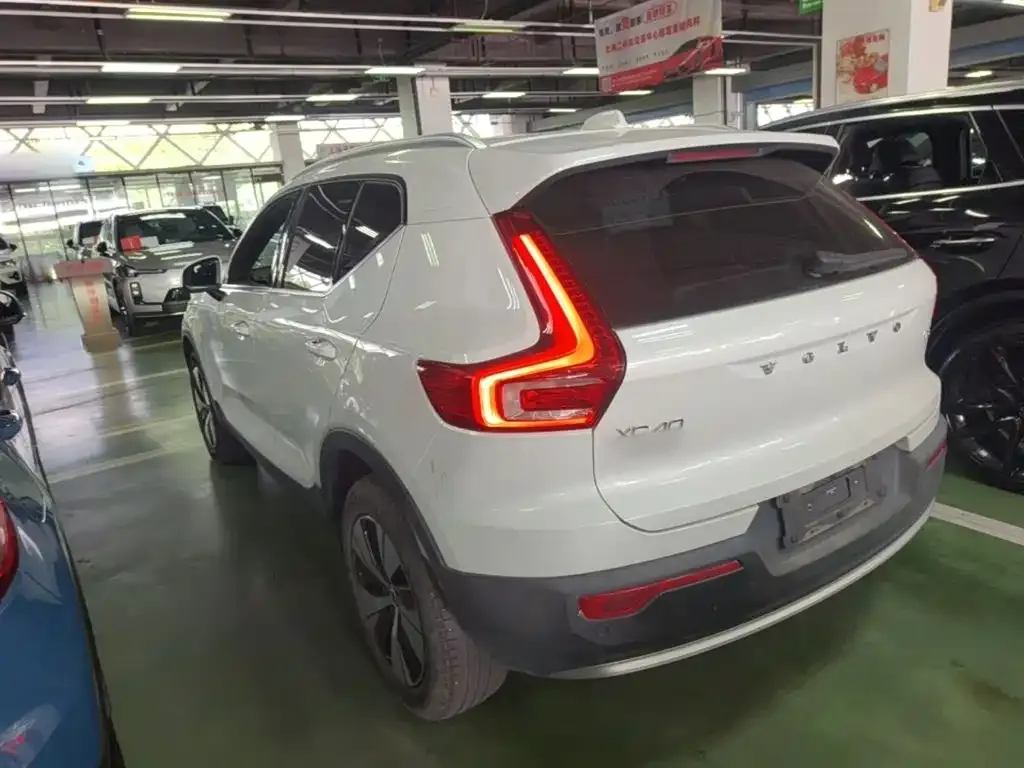Volvo XC40 — фото 10