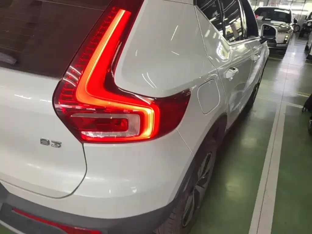 Volvo XC40 — фото 9