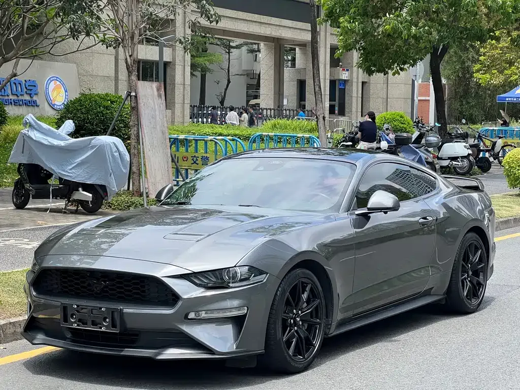 Ford Mustang — фото 1