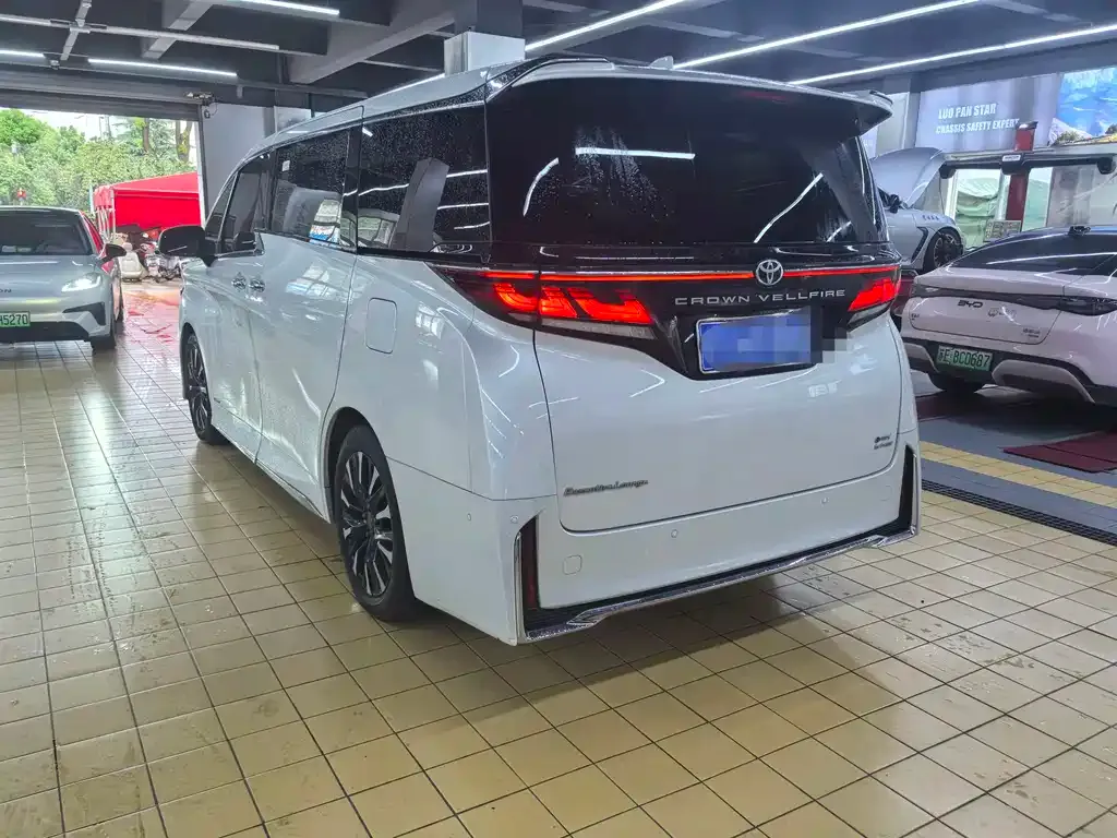 Toyota Vellfire — фото 3