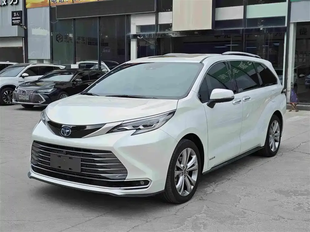 Toyota Sienna — фото 1