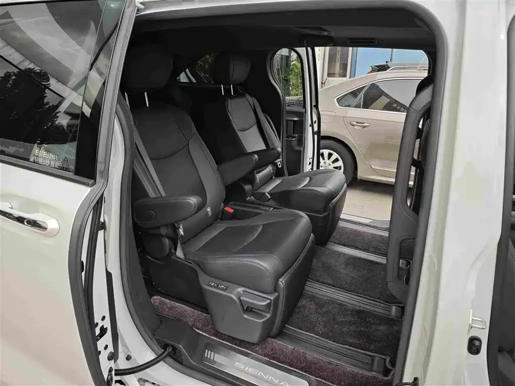 Toyota Sienna — фото 9
