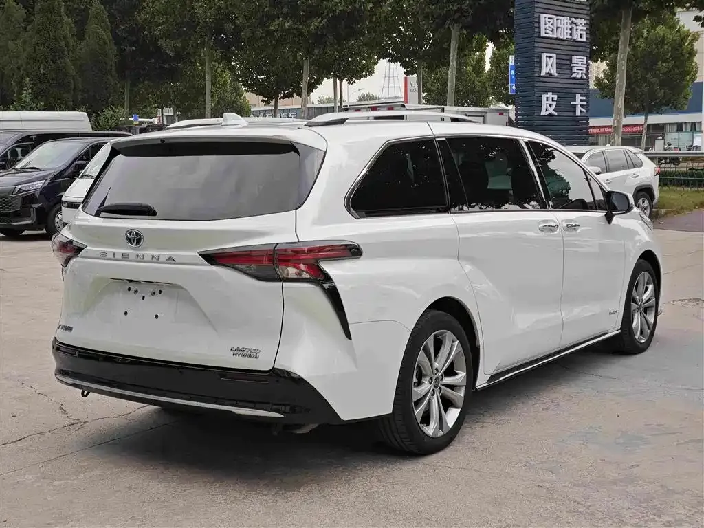 Toyota Sienna — фото 10