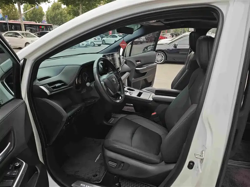 Toyota Sienna — фото 4