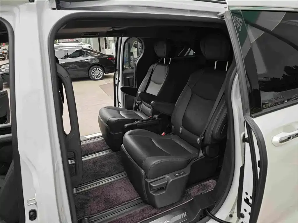Toyota Sienna — фото 3