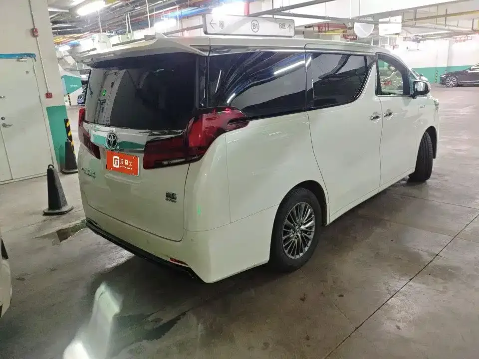 Toyota Alphard — фото 2