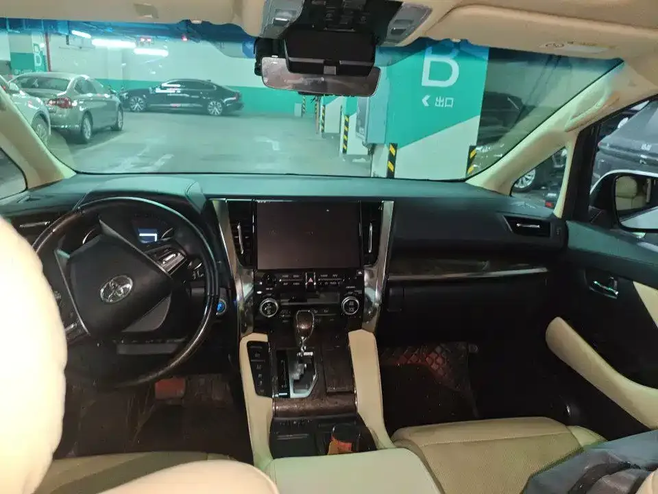 Toyota Alphard — фото 3