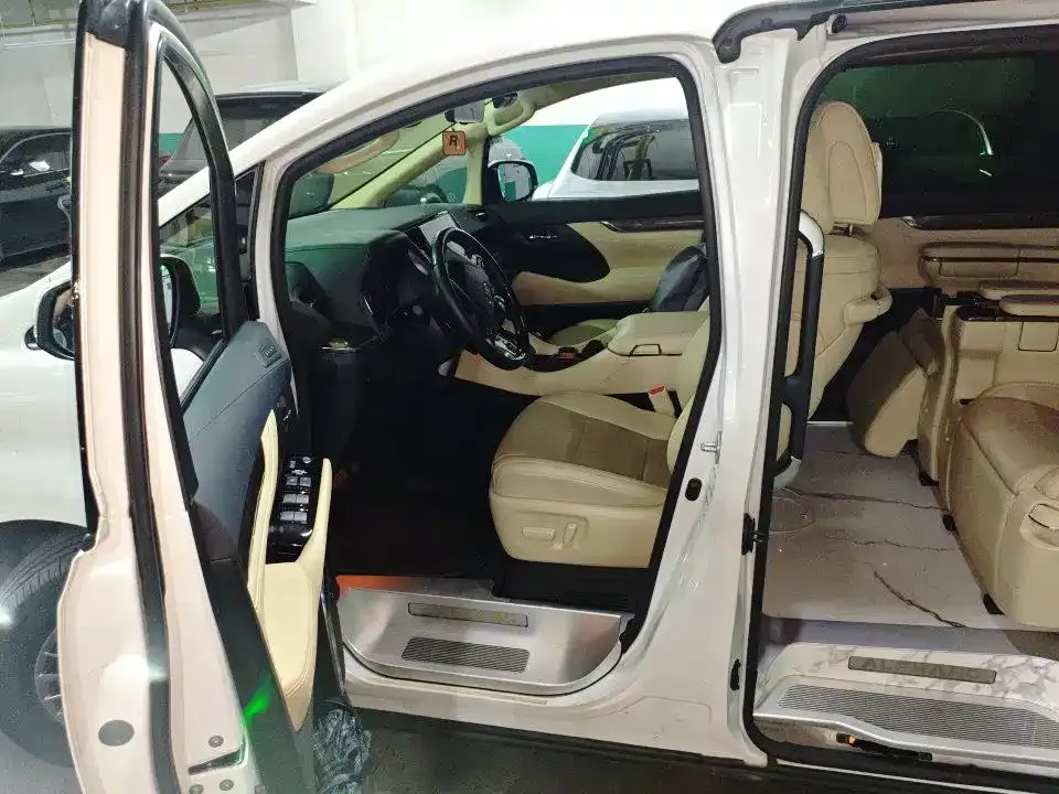 Toyota Alphard — фото 4