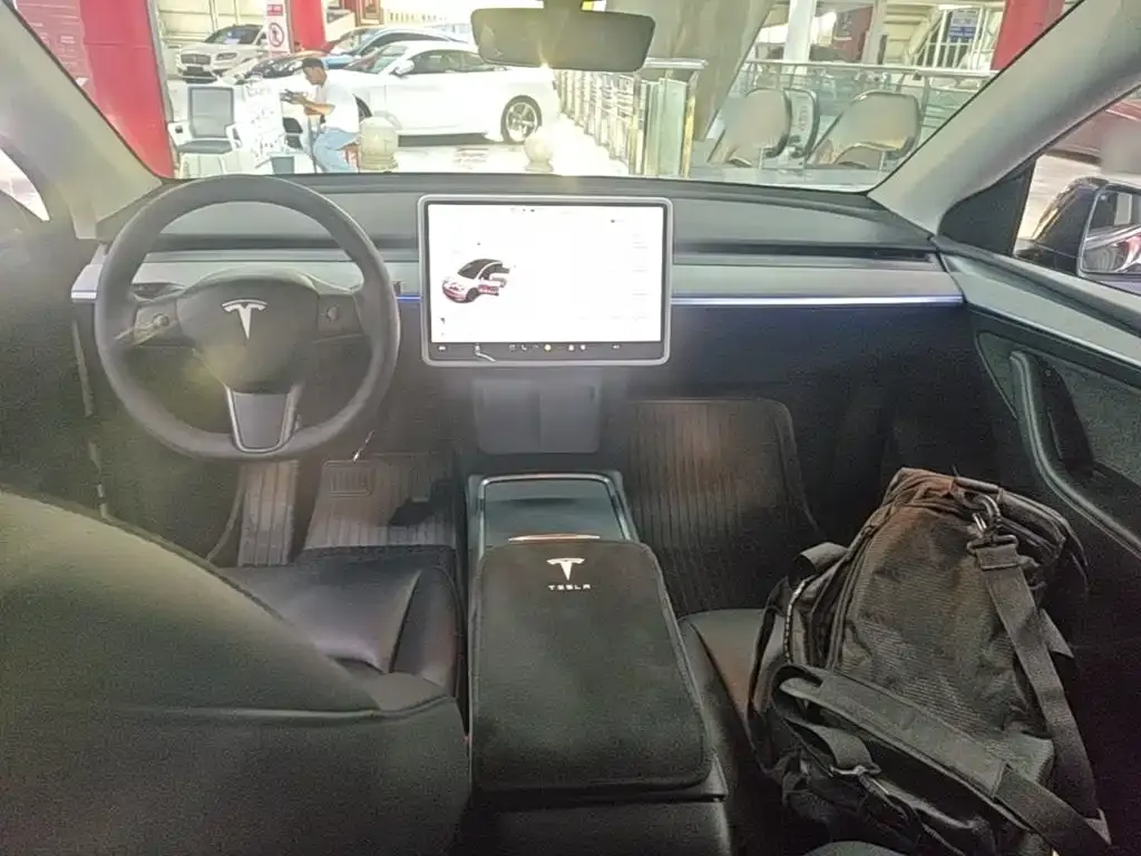 Tesla Model Y — фото 9