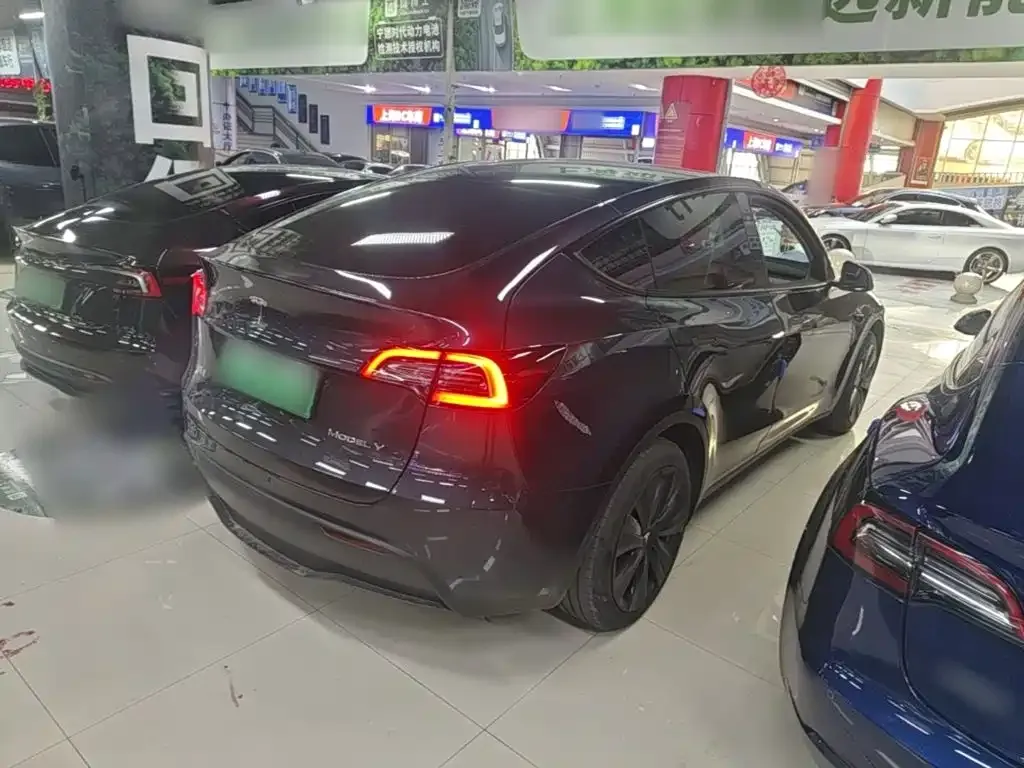 Tesla Model Y — фото 8