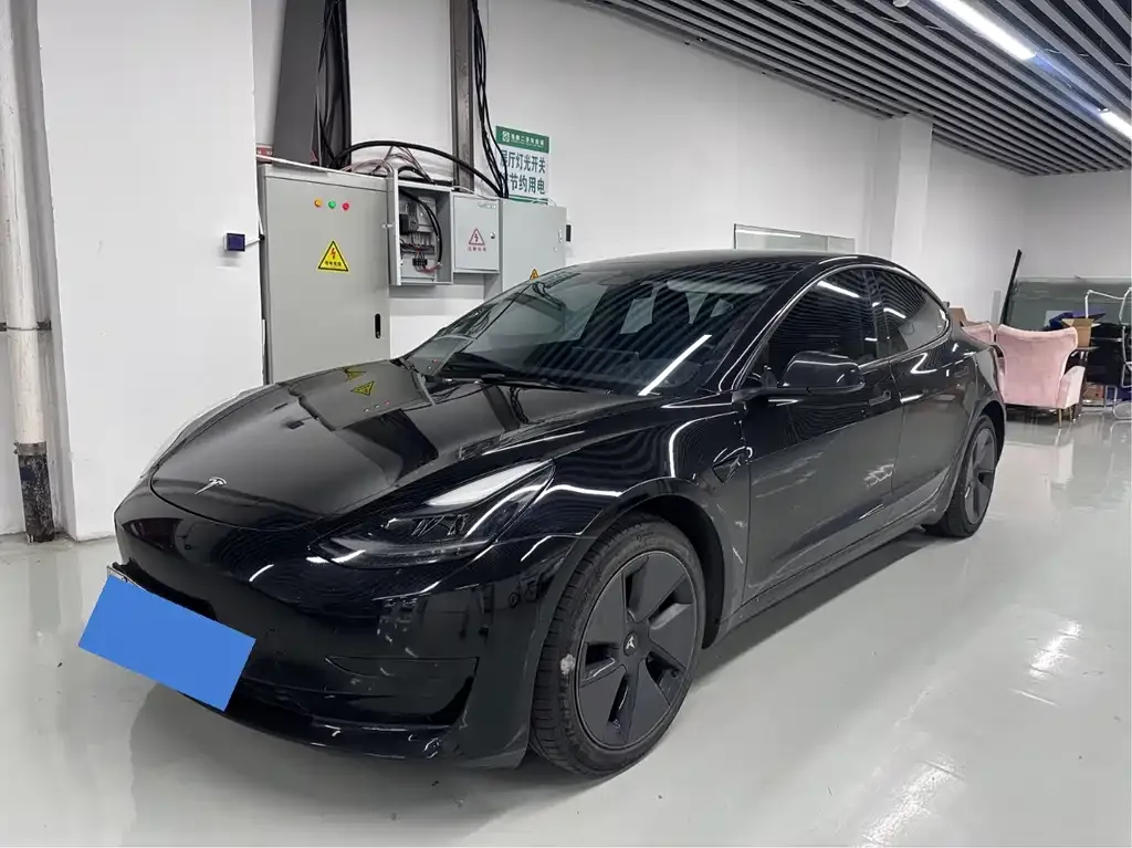Tesla Model 3 — фото 1