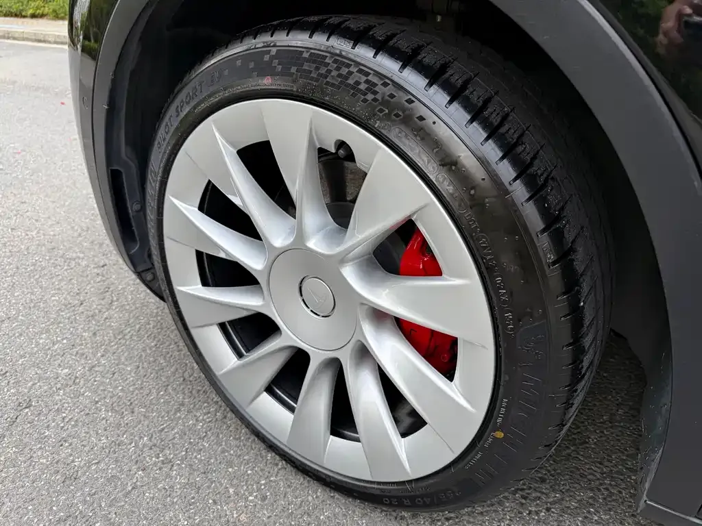 Tesla Model Y — фото 6