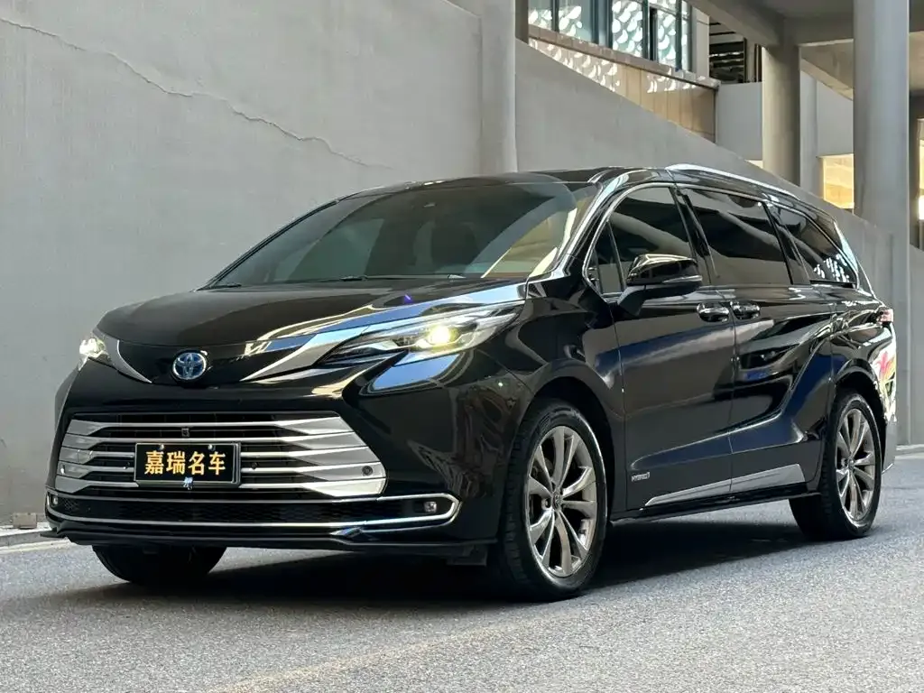 Toyota Sienna — фото 1