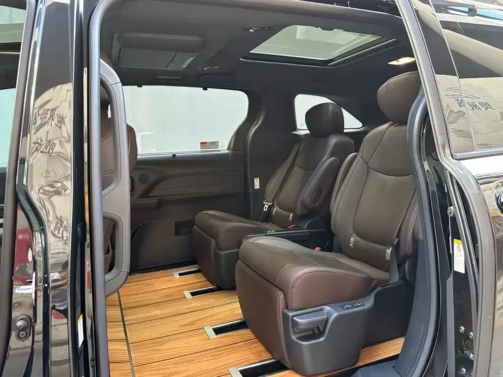 Toyota Sienna — фото 3