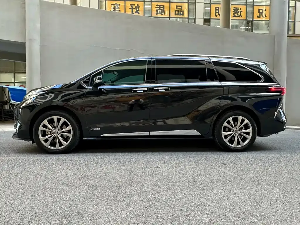 Toyota Sienna — фото 10