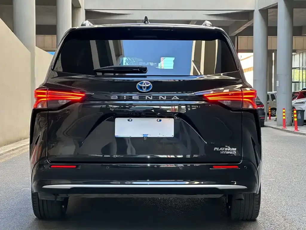 Toyota Sienna — фото 2