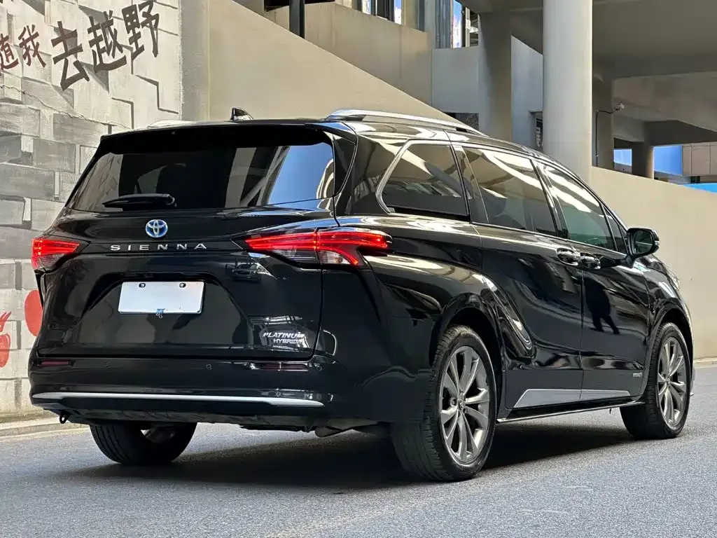 Toyota Sienna — фото 5