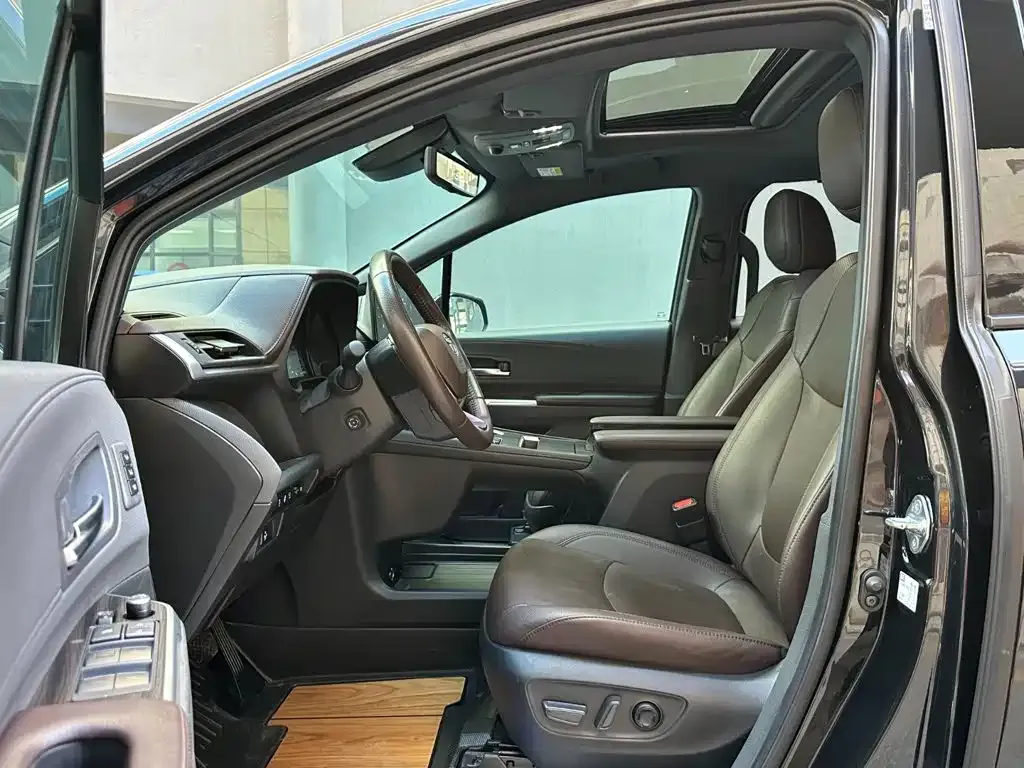 Toyota Sienna — фото 8