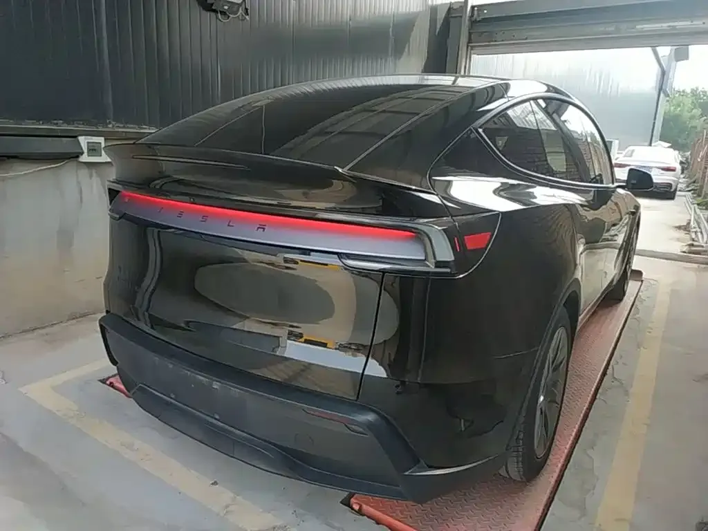 Tesla Model Y L — фото 10