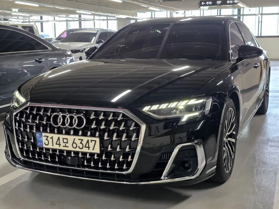 Audi A8 — фото 1