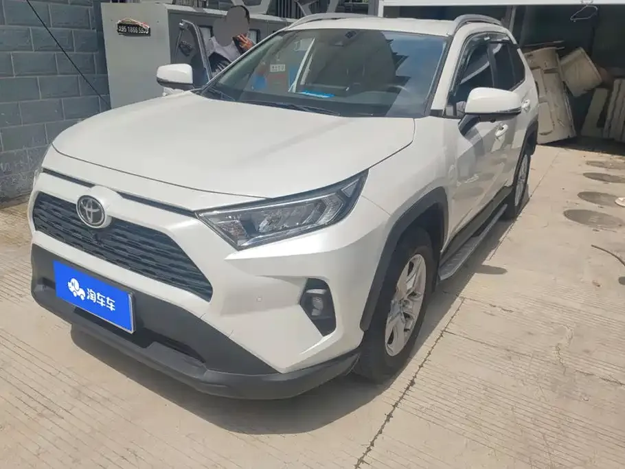 Toyota RAV4 — фото 1