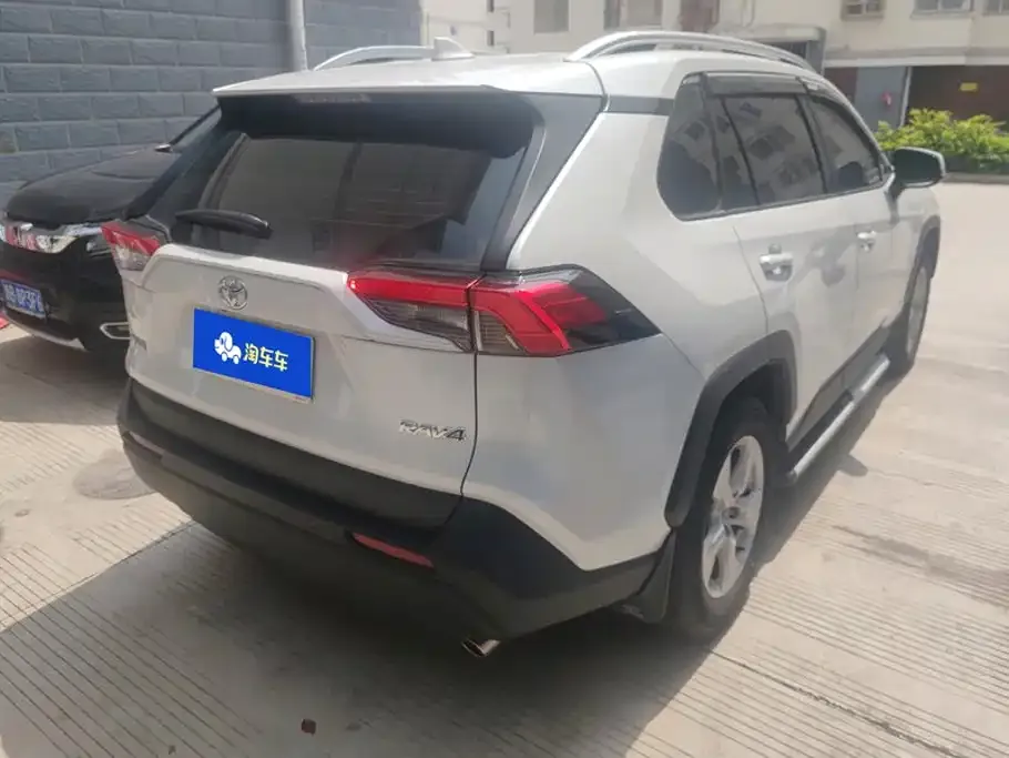 Toyota RAV4 — фото 4