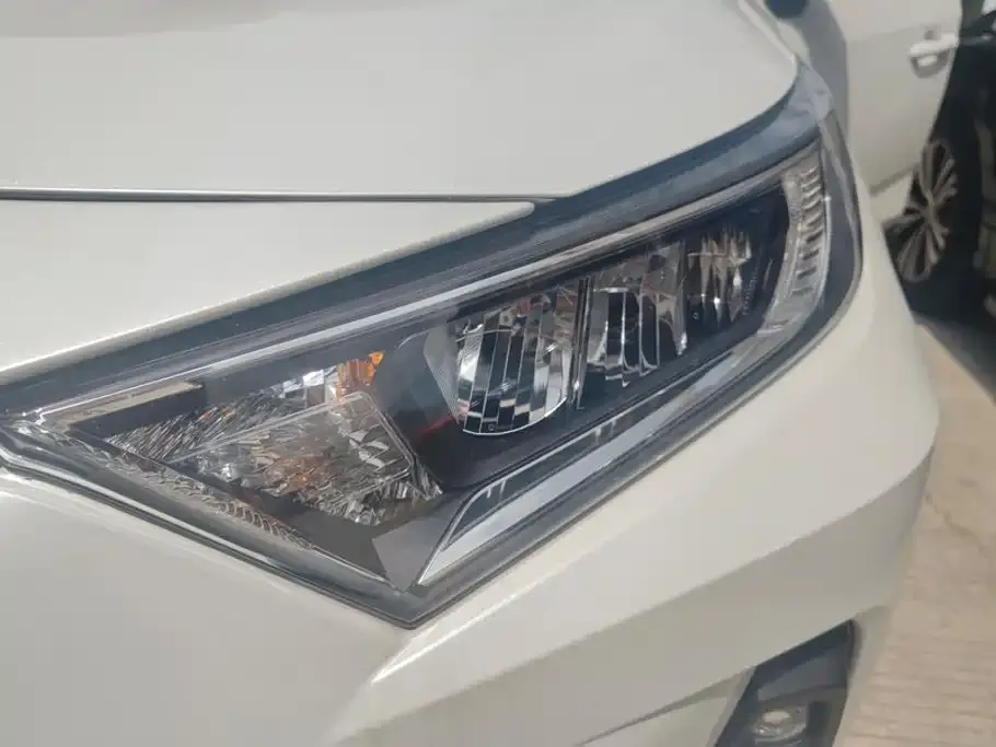 Toyota RAV4 — фото 3