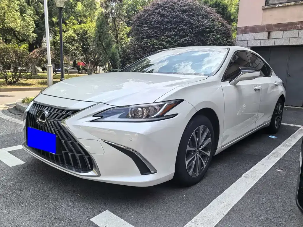 Lexus ES — фото 1