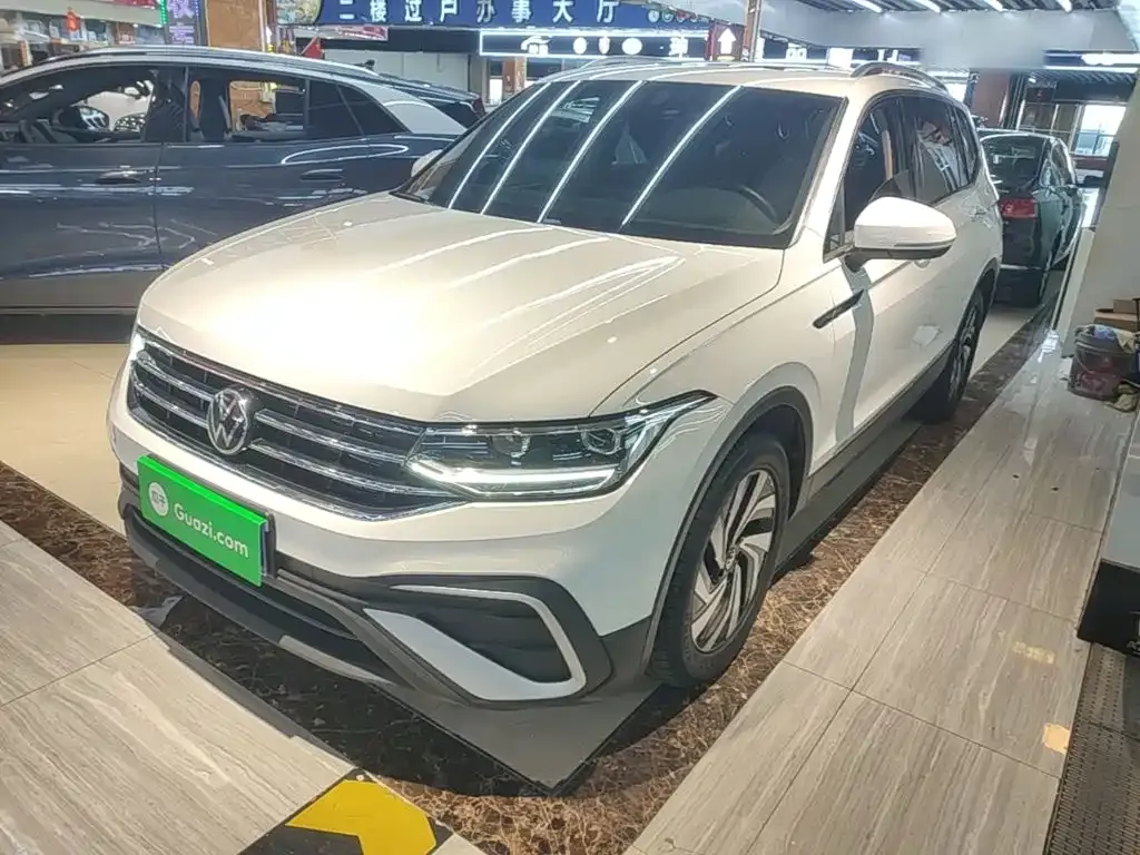 Volkswagen Tiguan L — фото 1