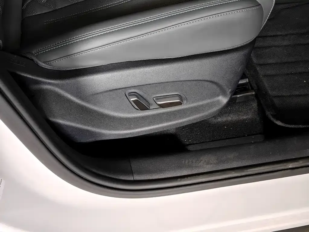 BYD L DM-i — фото 8