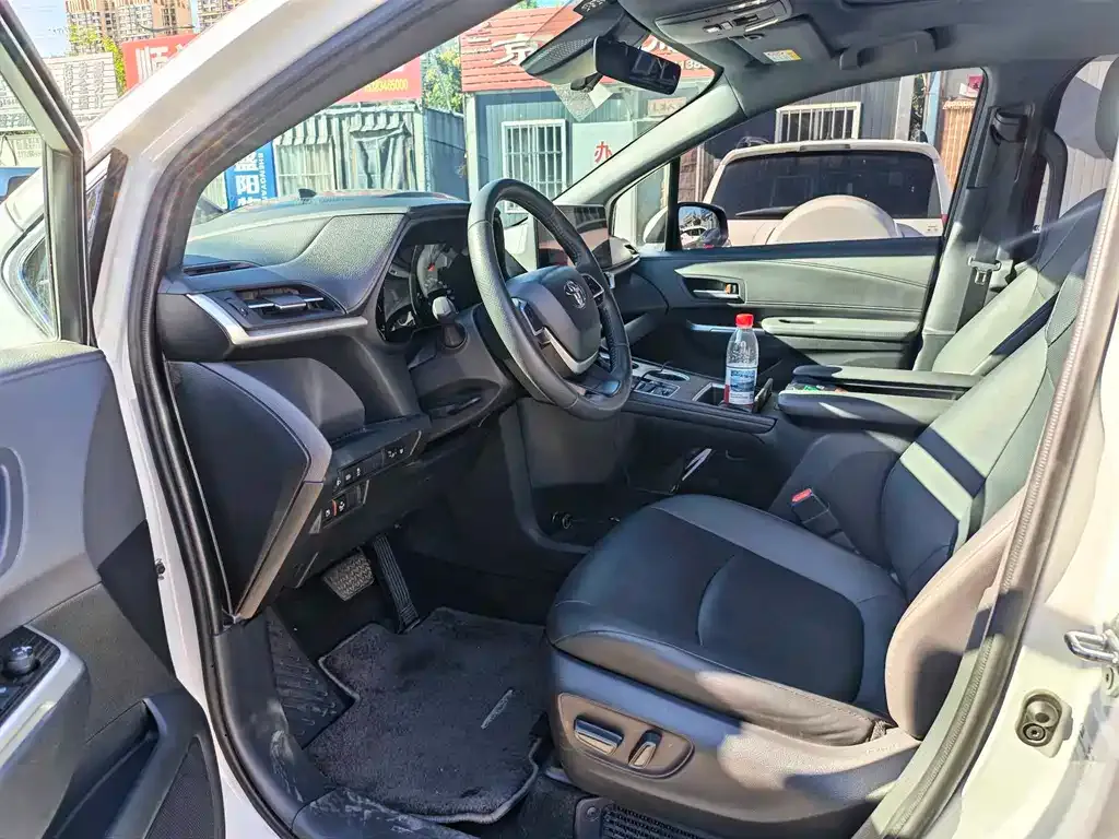 Toyota Sienna — фото 4