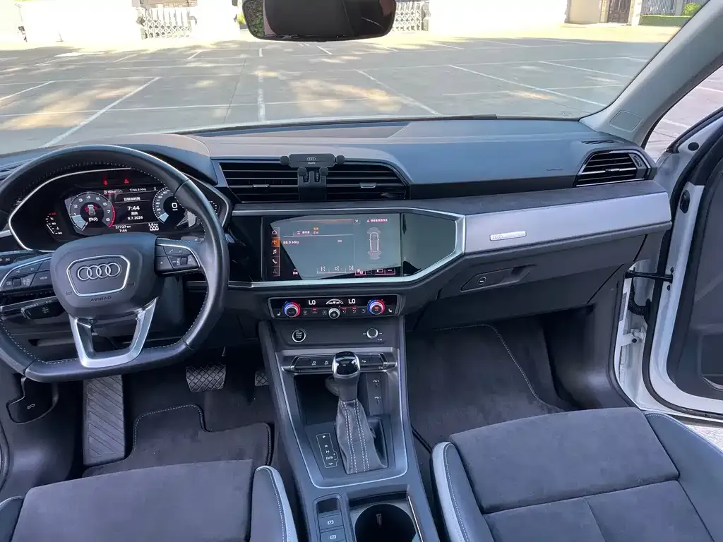 Audi Q3 — фото 10