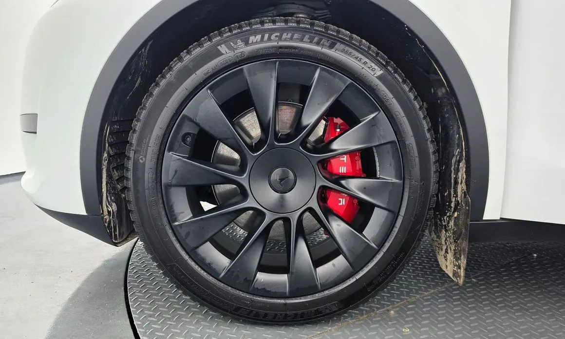 Tesla Model Y — фото 9