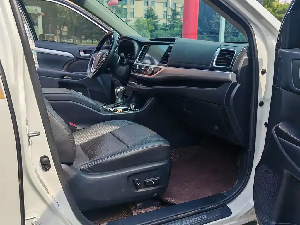 Toyota Highlander — фото 10