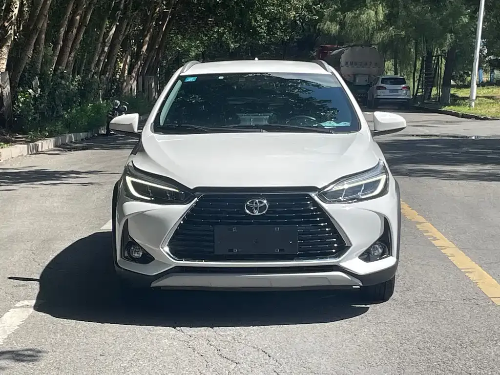 Toyota Yaris L — фото 1