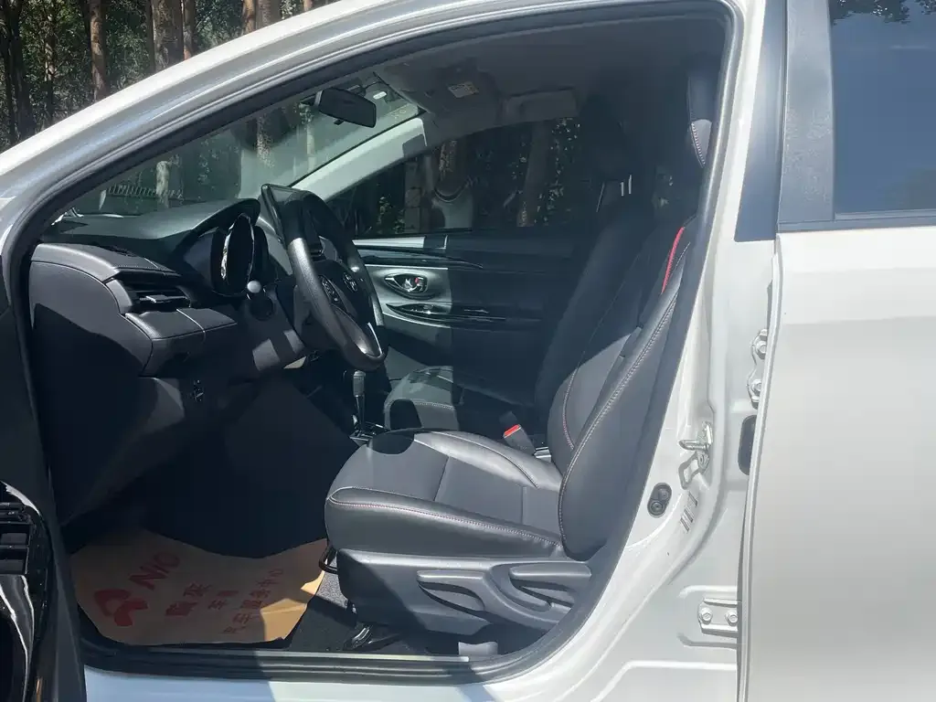 Toyota Yaris L — фото 2