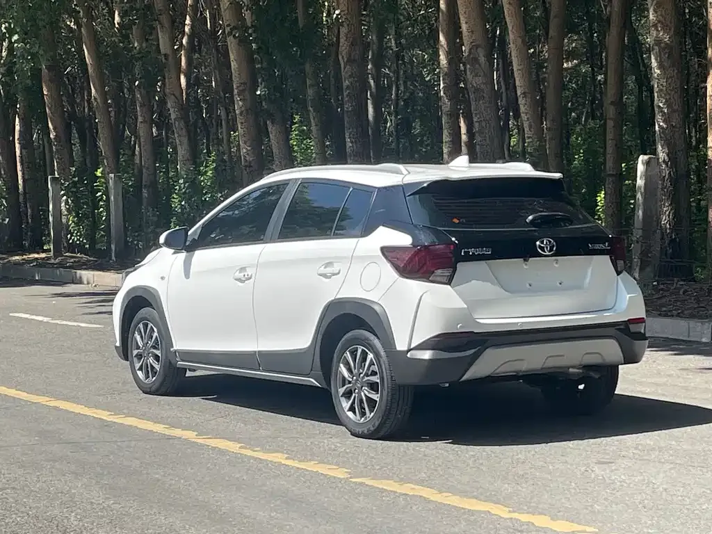 Toyota Yaris L — фото 4