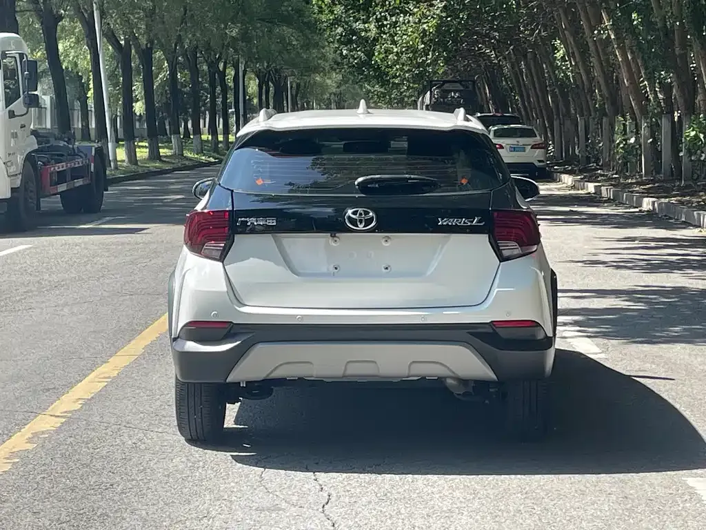 Toyota Yaris L — фото 7