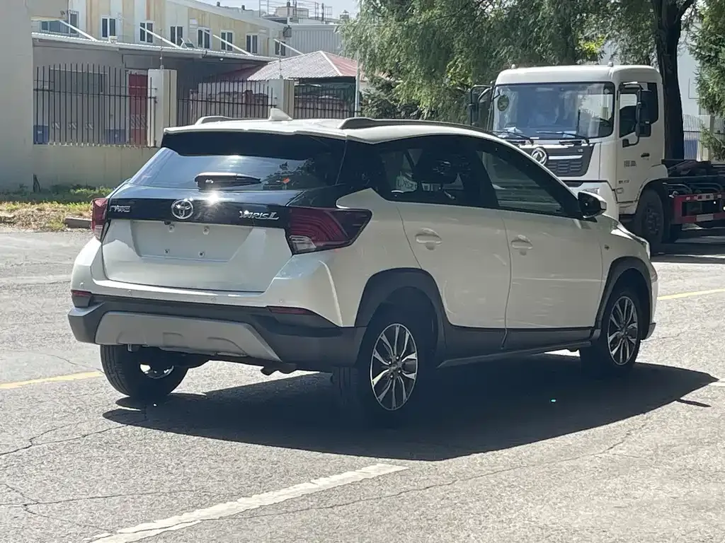 Toyota Yaris L — фото 9