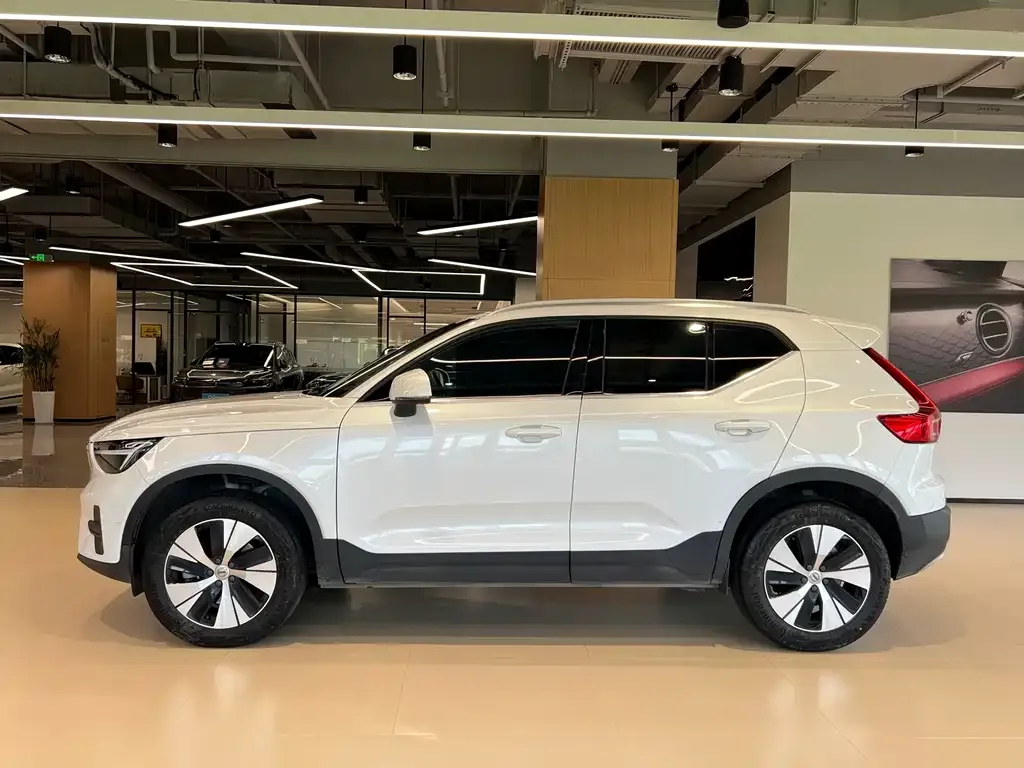 Volvo XC40 — фото 9