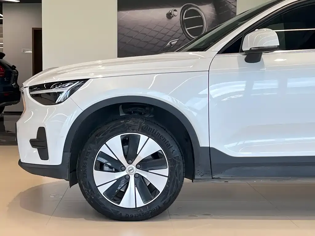 Volvo XC40 — фото 3