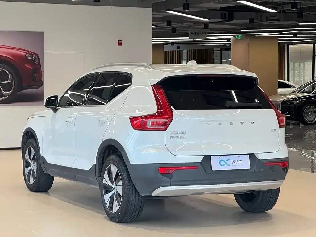 Volvo XC40 — фото 10