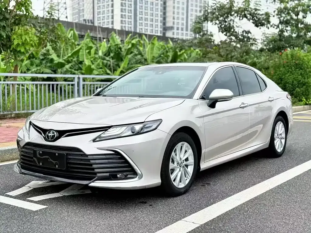 Toyota Camry — фото 1