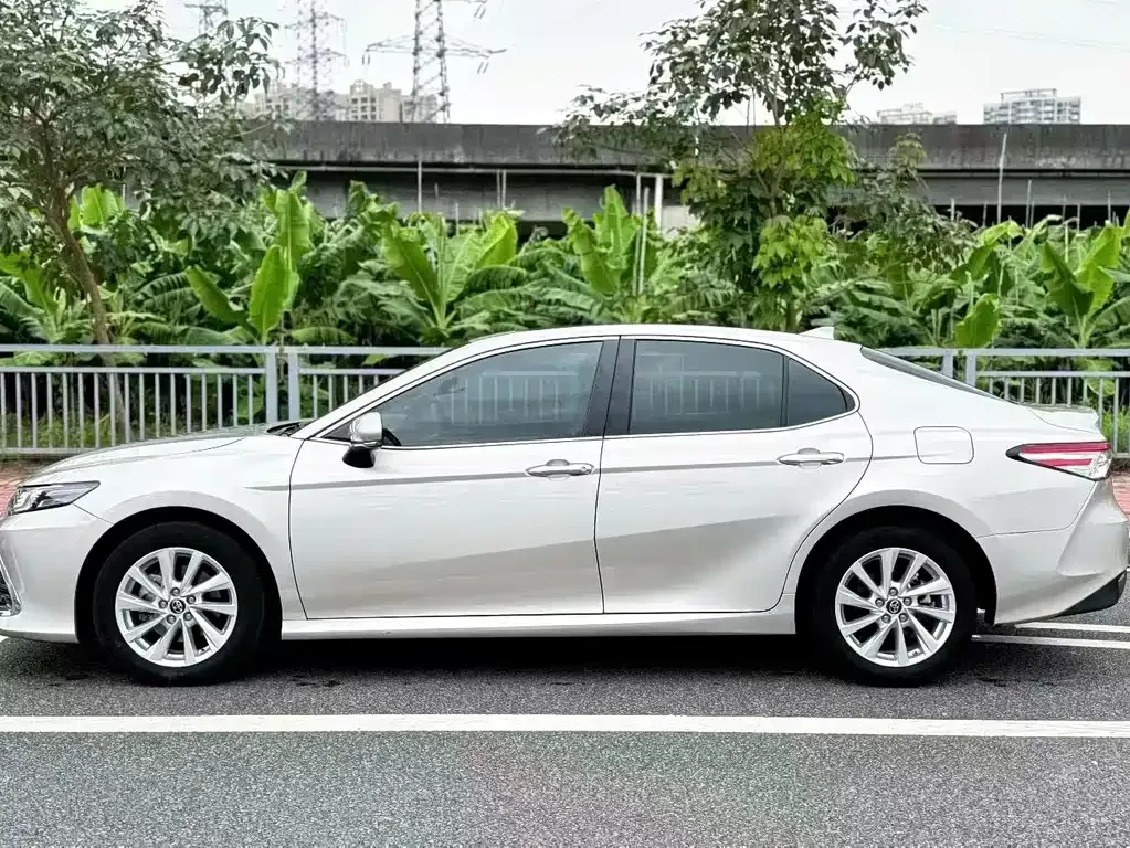 Toyota Camry — фото 3